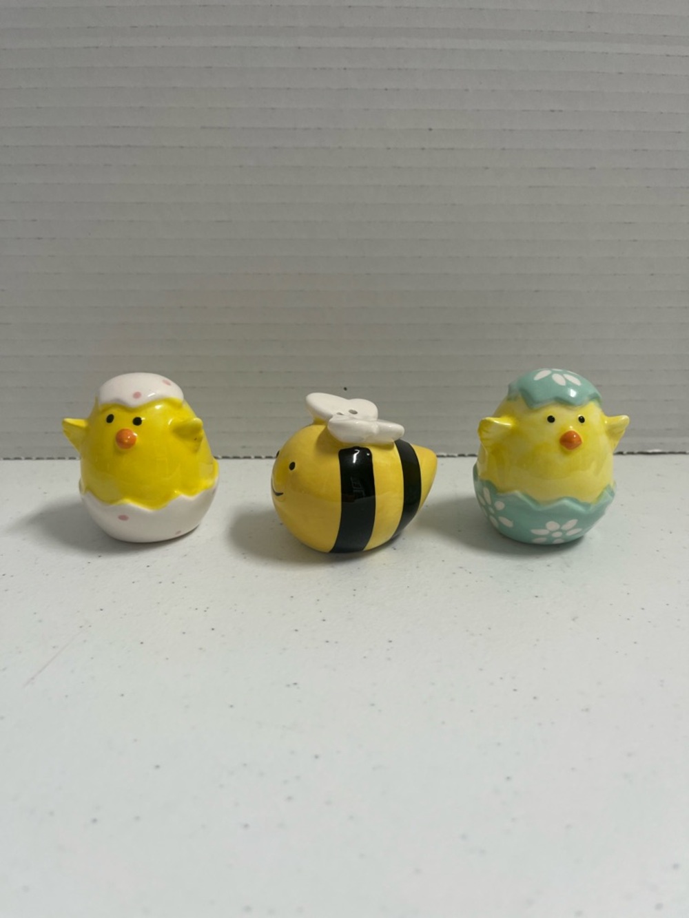Set of 3 Cracker Barrel Yellow Chicks & Bee Ceramic Shakers -H